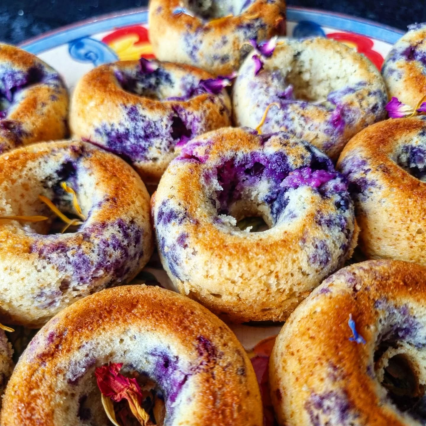 Bolinhos de limao e mirtilos com iogurte e caju