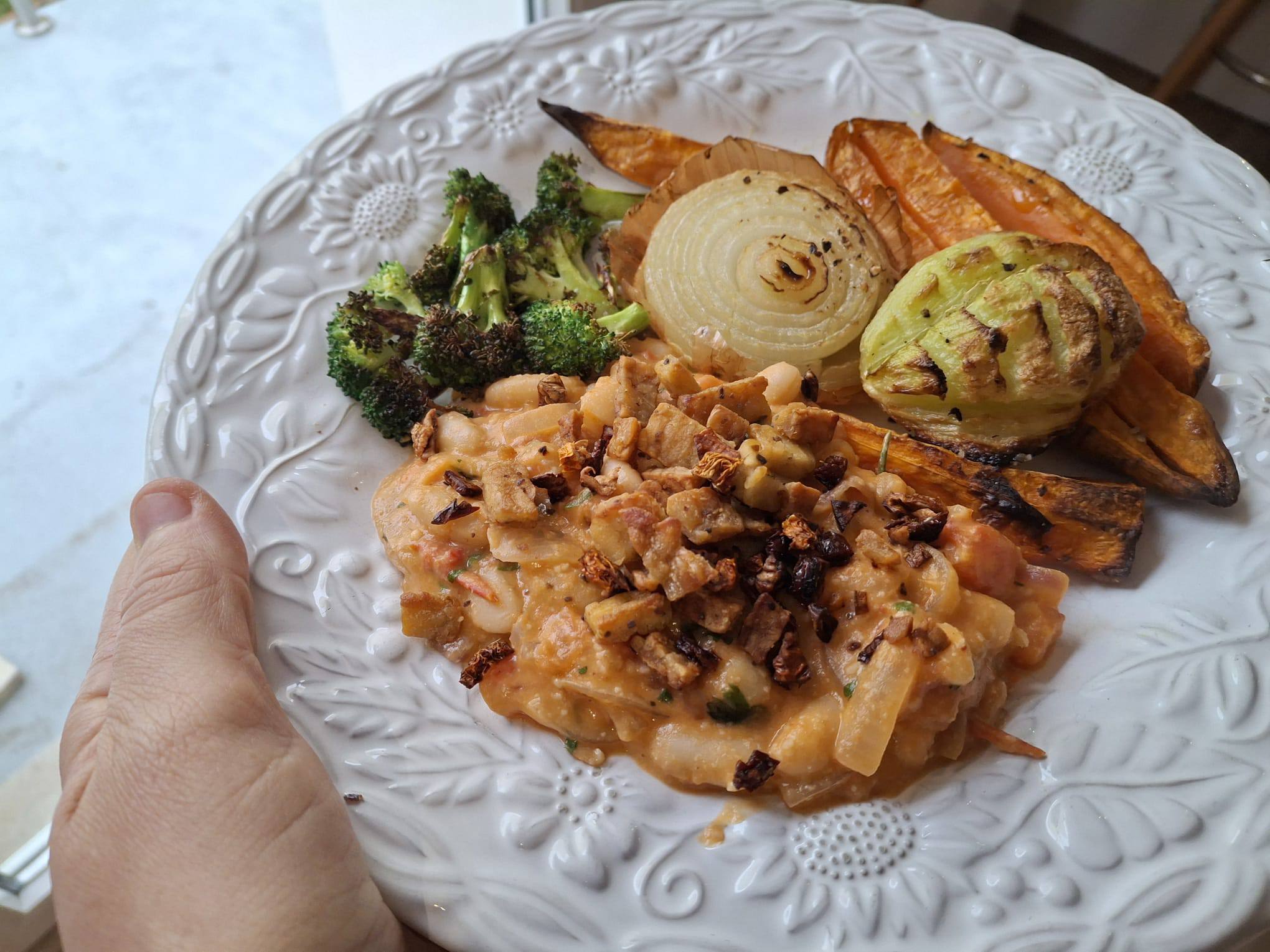 Feijao Branco cremoso com legumes assados no forno